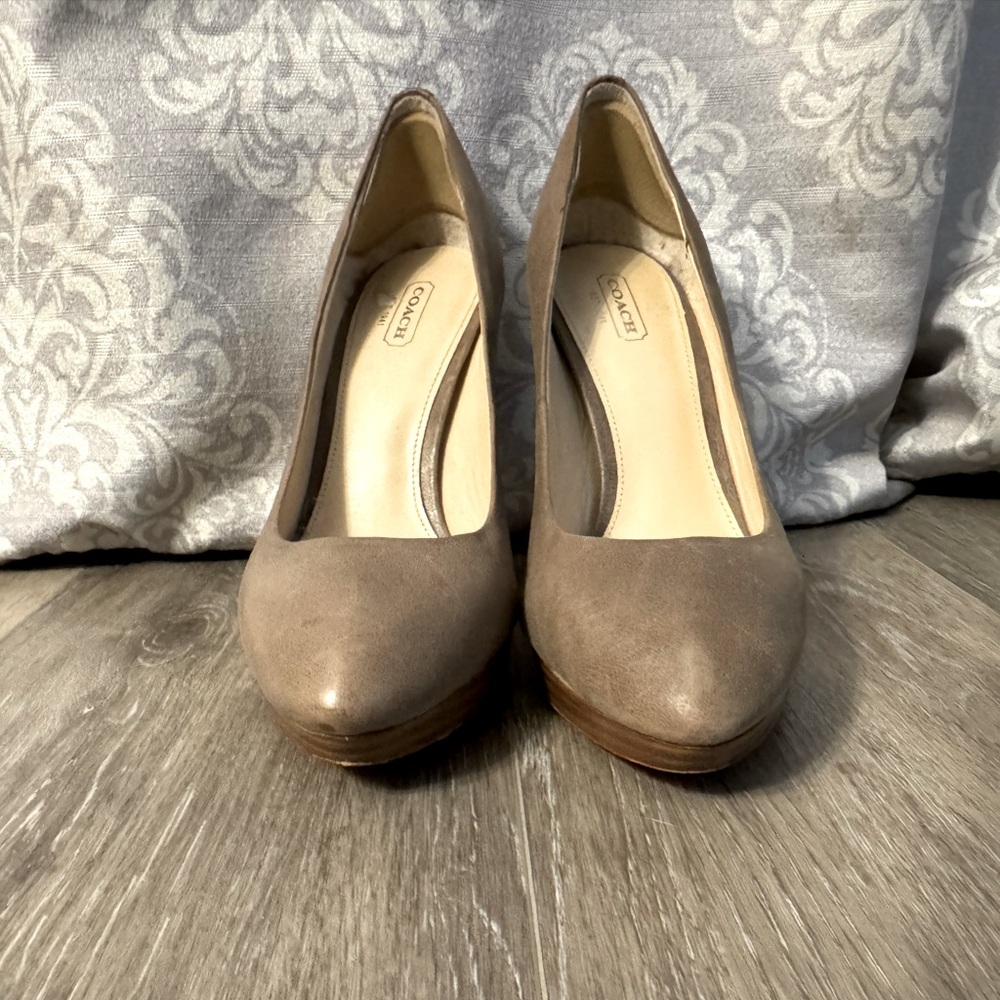 COACH Chelsie Leather Distressed Heals. Size 9